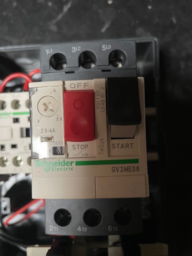 Guarda motor con arrancador y bloqueo