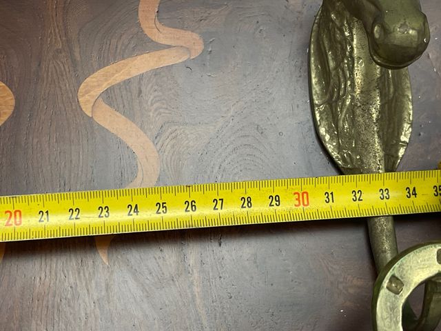 Bonito perchero con caballos de latón