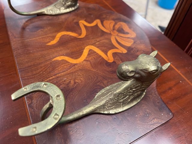 Bonito perchero con caballos de latón