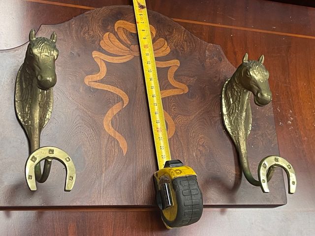 Bonito perchero con caballos de latón