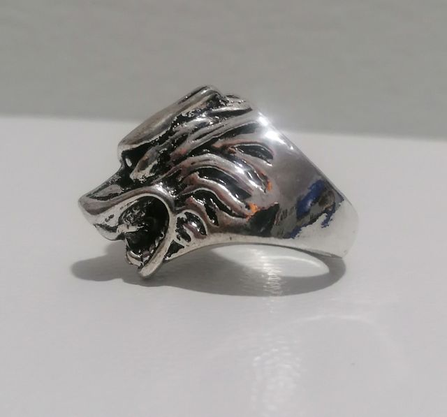 Anello testa di Lupo in acciaio.
Misure disponibil