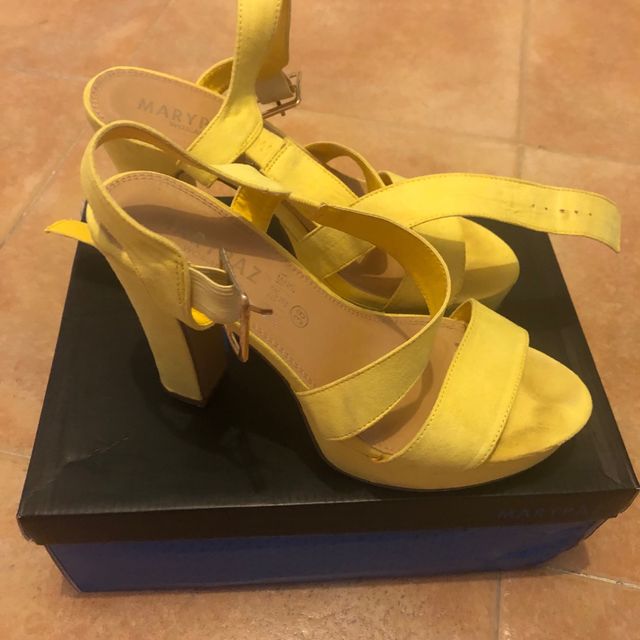 Sandalias amarillas de Maripaz