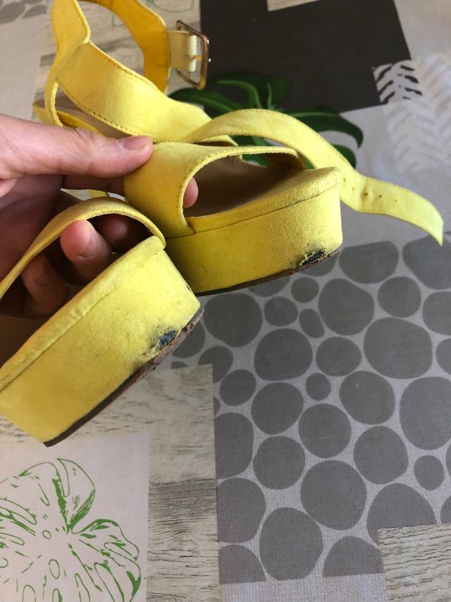 Sandalias amarillas de Maripaz