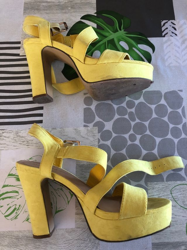 Sandalias amarillas de Maripaz