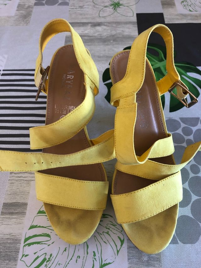 Sandalias amarillas de Maripaz