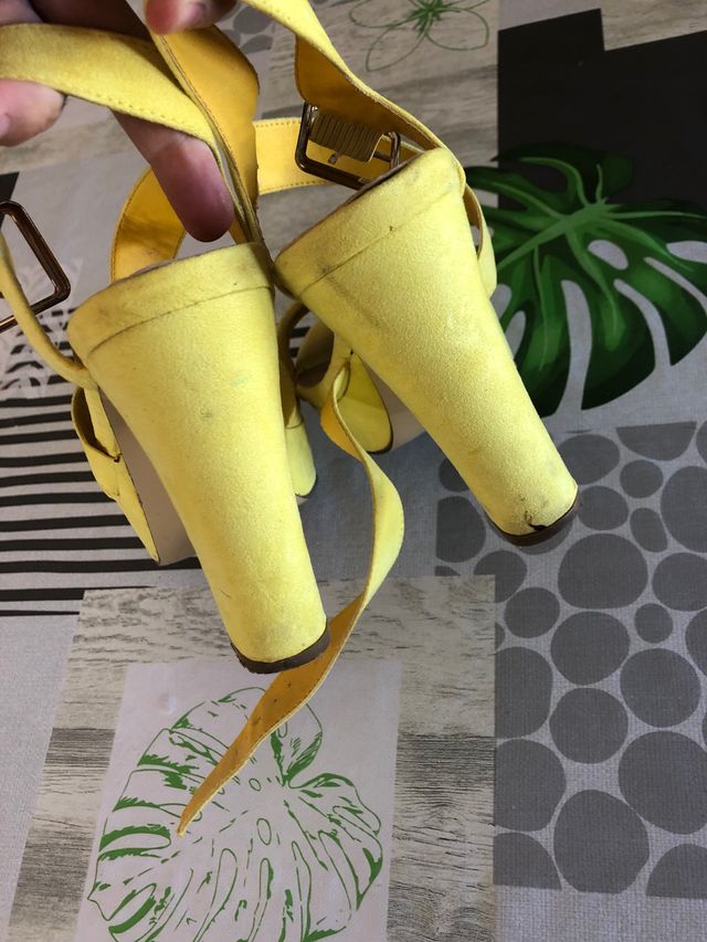 Sandalias amarillas de Maripaz