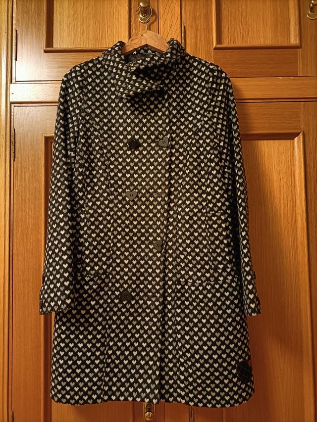 Abrigo negro de corazones