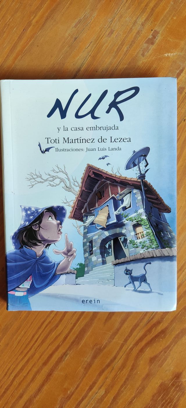 NUR y la casa embrujada. Casa de brujas.Como Nuevo