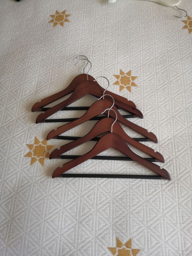 5 perchas infantiles de madera