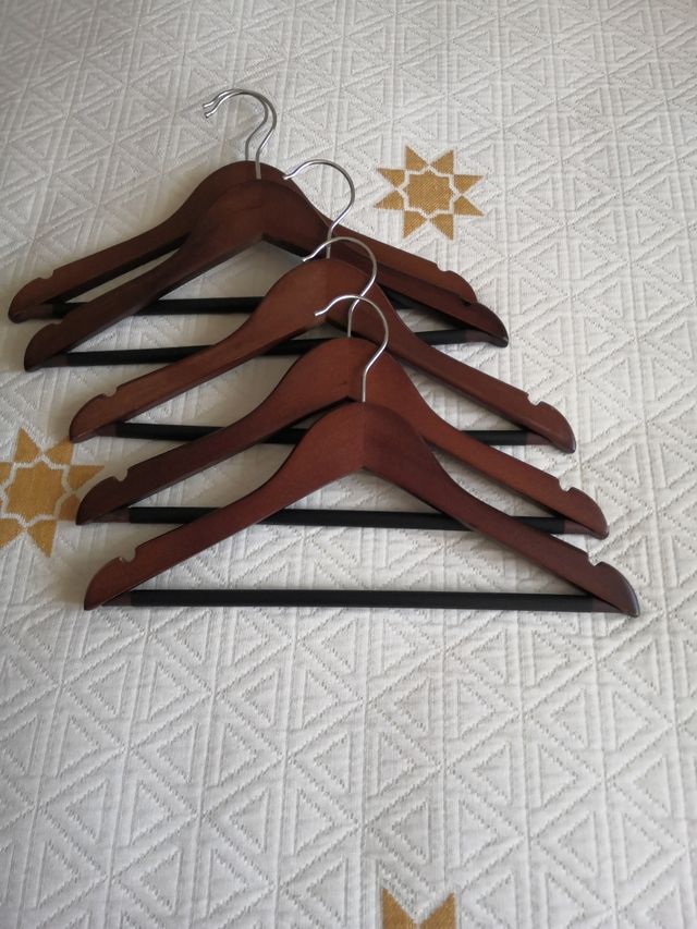 5 perchas infantiles de madera