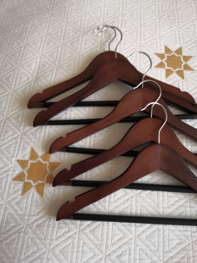 5 perchas infantiles de madera