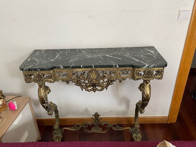 Entrada + Espejo bronce repujado a mano y mármol