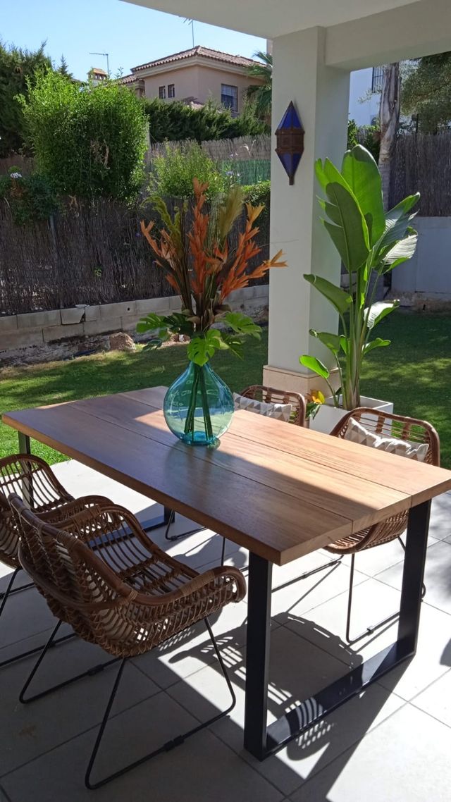 mesas de madera de iroko