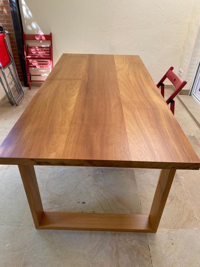 mesas de madera de iroko