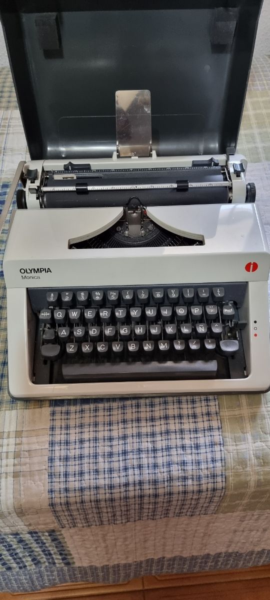 Maquina escribir OLYMPIA MONICA