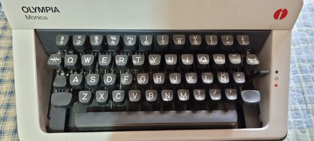 Maquina escribir OLYMPIA MONICA