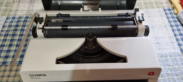 Maquina escribir OLYMPIA MONICA