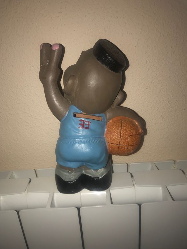 Hucha  jugador de baloncesto número 33