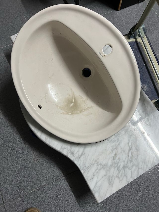 Lavabo encastre beige y piedra de marmol