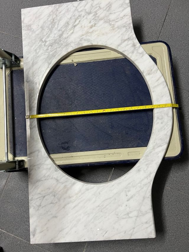 Lavabo encastre beige y piedra de marmol