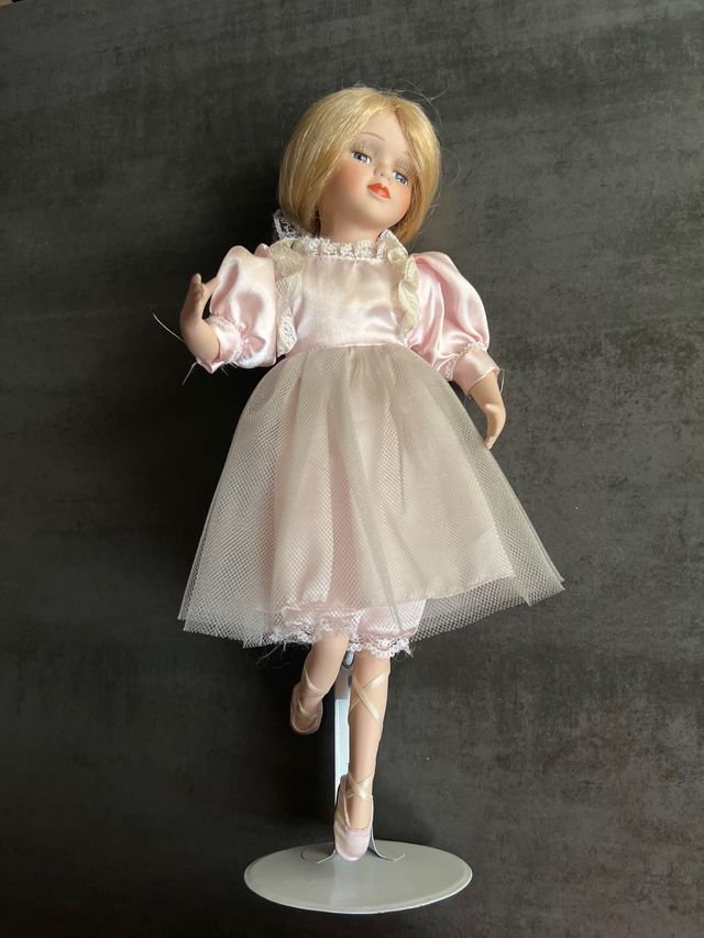 Muñeca de porcelana bailarina
