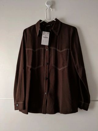 Zara. Camisa marrón pespuntes T. M 