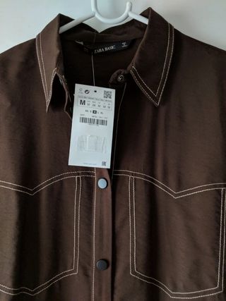 Zara. Camisa marrón pespuntes T. M 