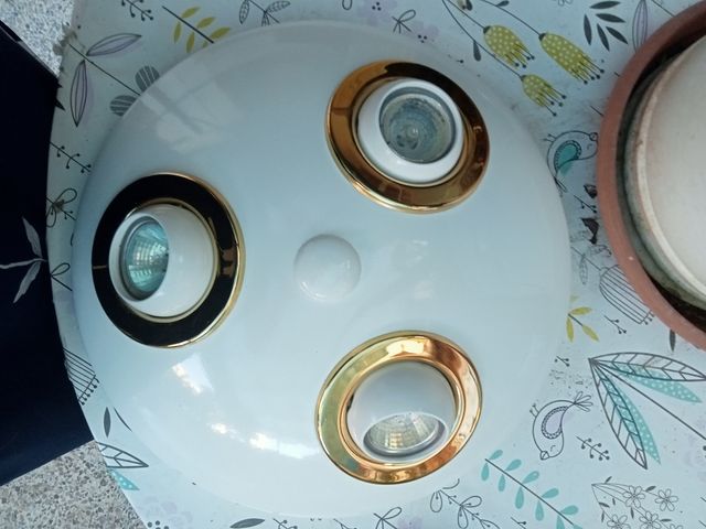 Plafón de techo con con 3 alógenos