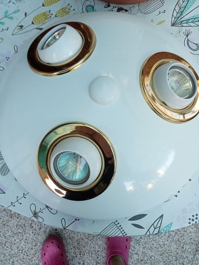 Plafón de techo con con 3 alógenos