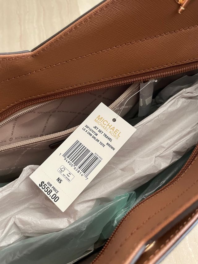 Bolso con etiqueta Michael Kors