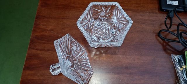 Algodonera tocador con tapa. Cristal tallado.