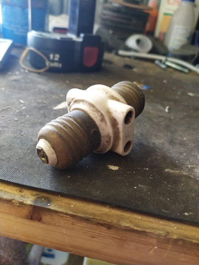 Portalámparas cerámico.