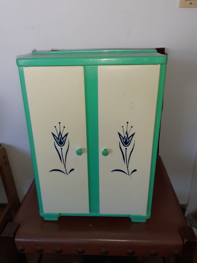 se vende Armario plastico muñecas años 70/80.leer.