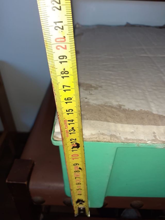 se vende Armario plastico muñecas años 70/80.leer.