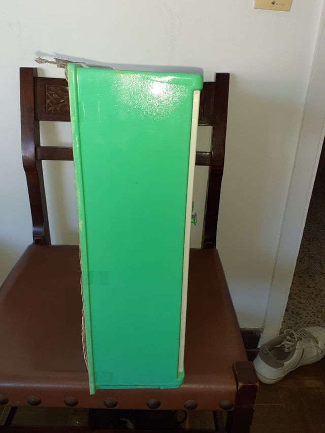 se vende Armario plastico muñecas años 70/80.leer.