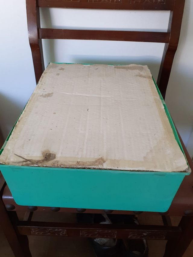 se vende Armario plastico muñecas años 70/80.leer.