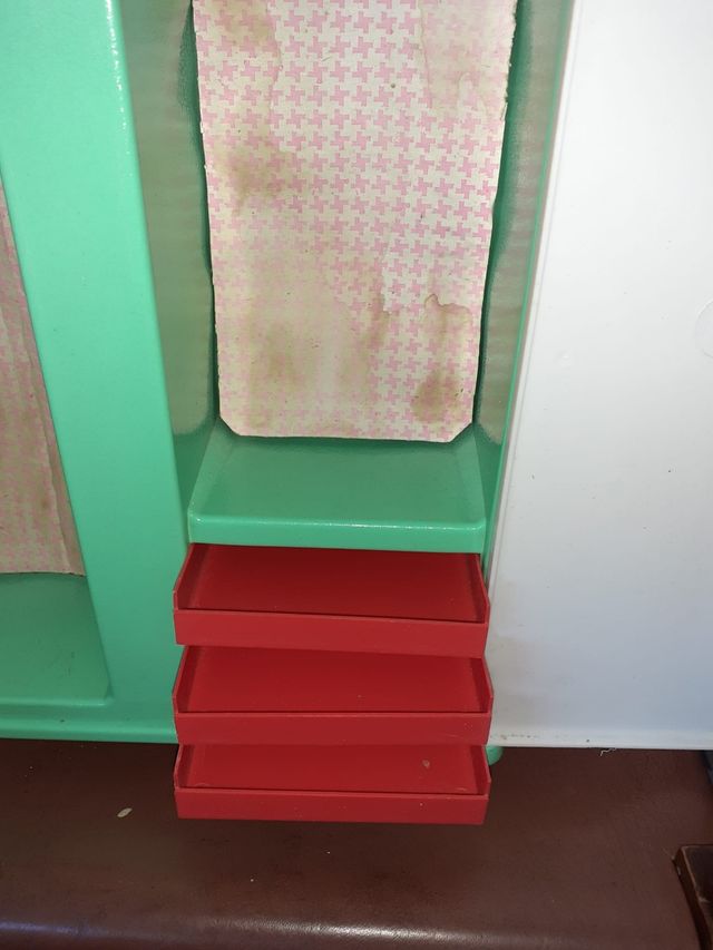 se vende Armario plastico muñecas años 70/80.leer.