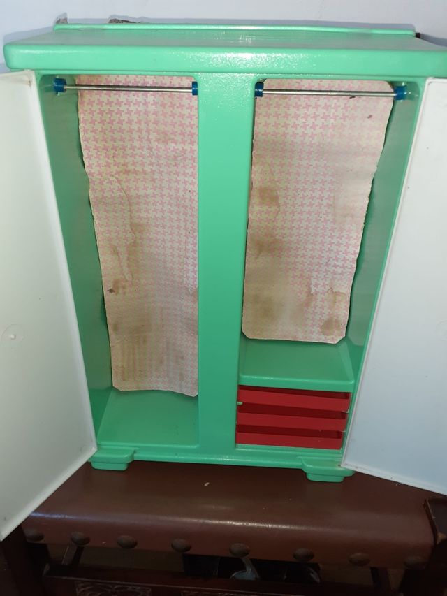 se vende Armario plastico muñecas años 70/80.leer.