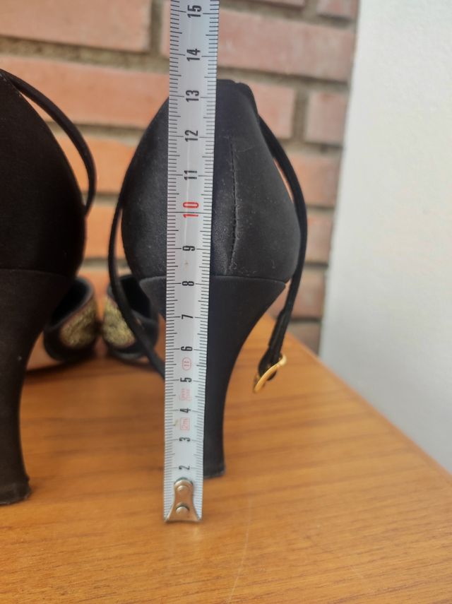 Zapatos de tacón Gino Vaello. Talla 39