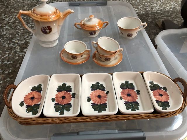 Tetera y cuencos aperitivos