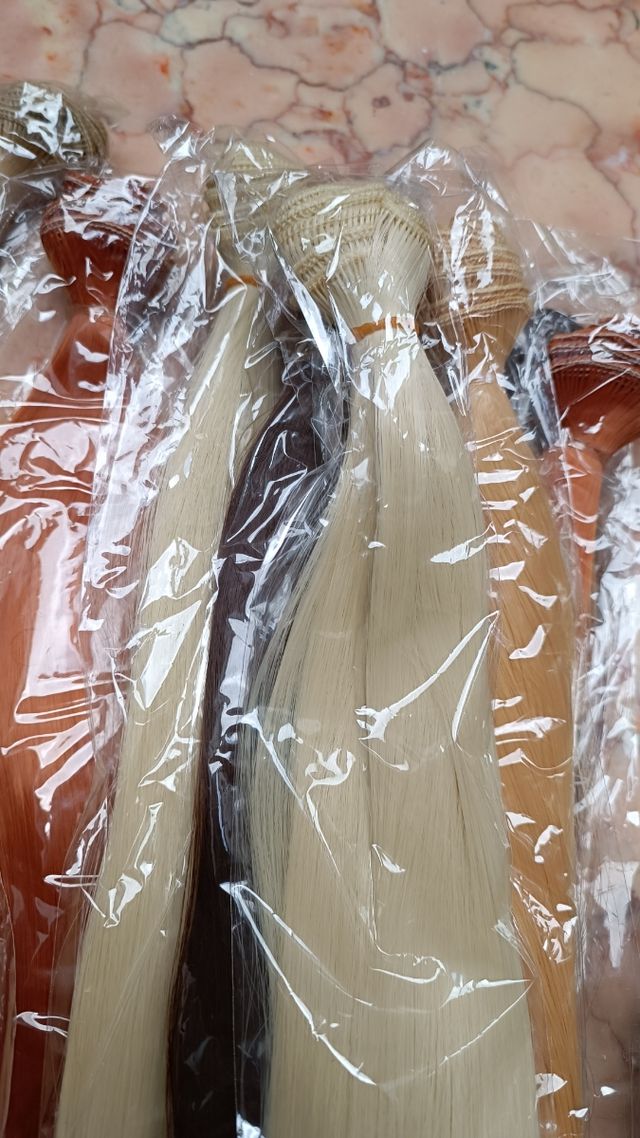 Pelo sintético para muñecas 