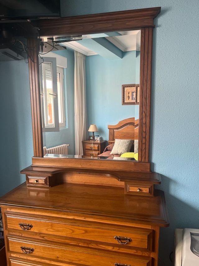 se vende cómoda y espejo de castaño.