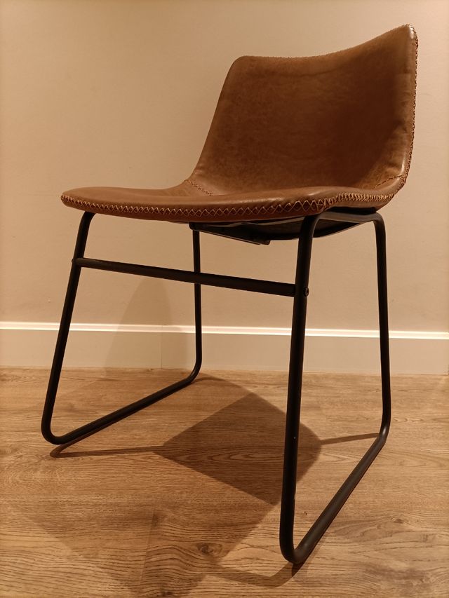 Silla de piel cosida