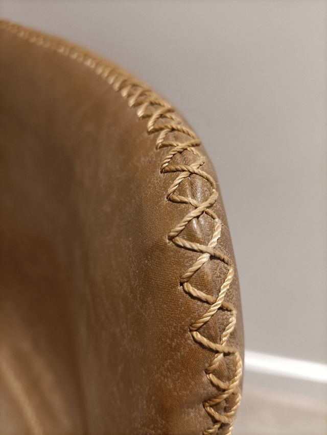 Silla de piel cosida