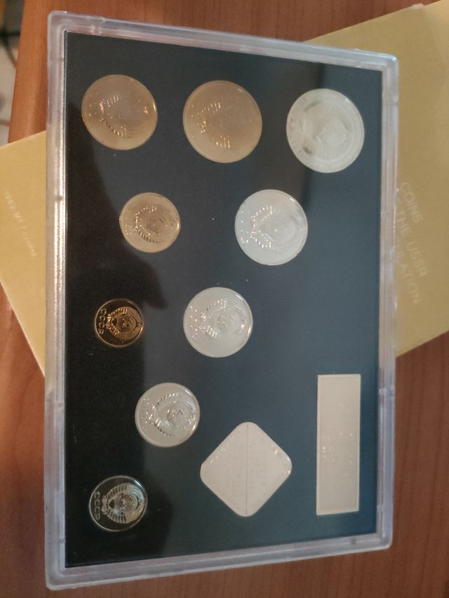 set di monete russe anno 1980 con contenitore