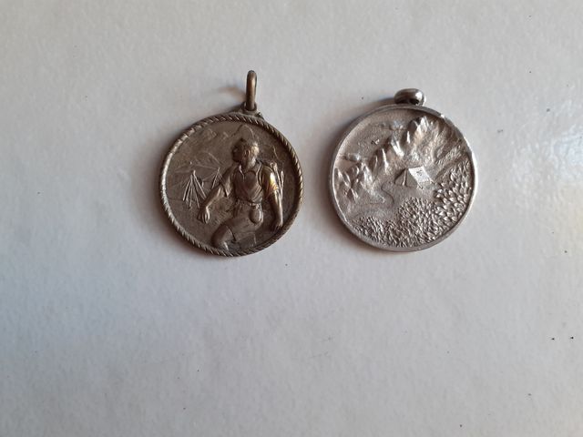 Dos medallas campamento V.O.J. Laredo