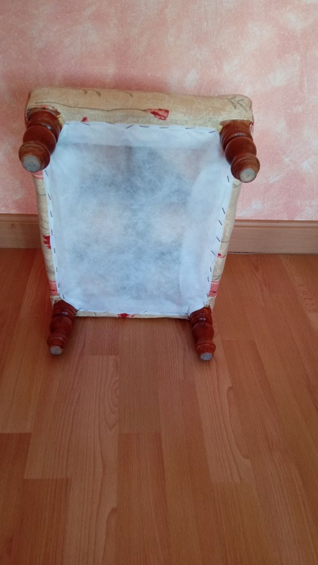 Conjunto butaca y escabel a juego.