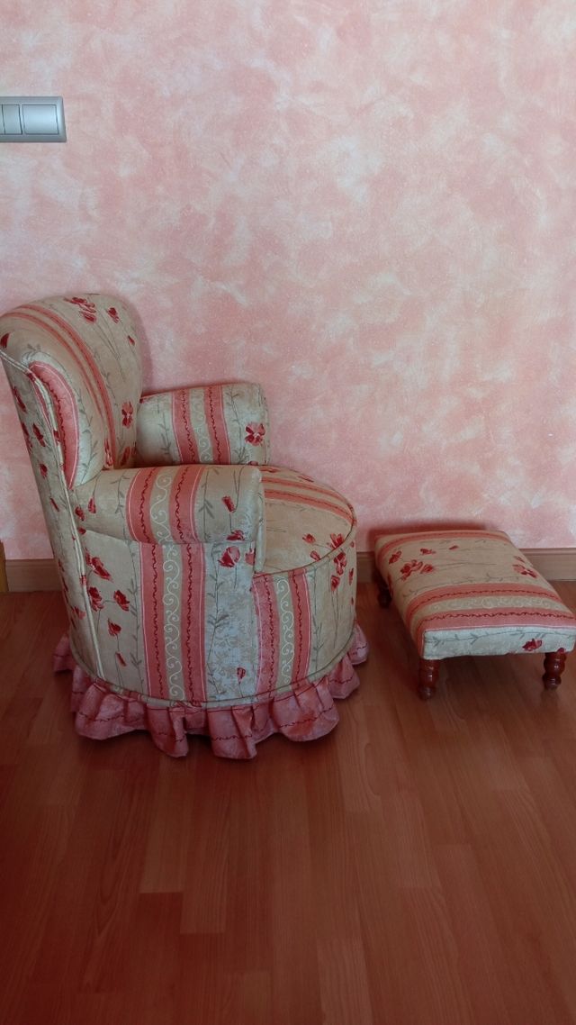 Conjunto butaca y escabel a juego.