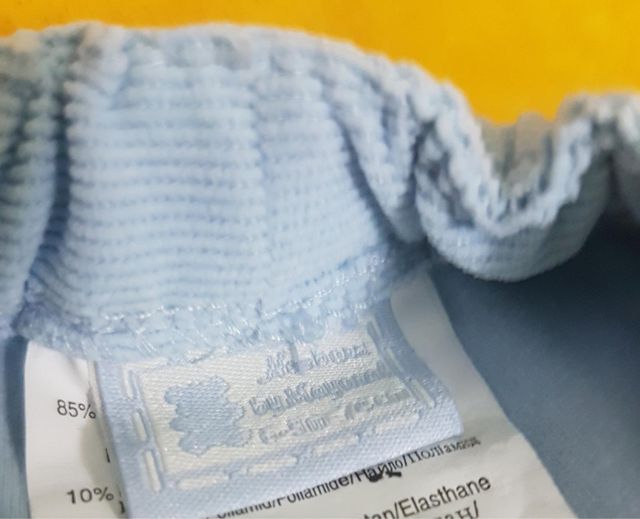 Pantalones bebé 6-9 meses marca Mayoral.