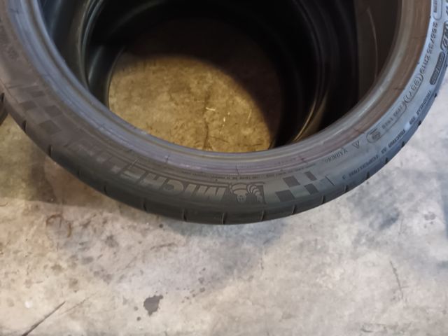 neumático de segunda mano 265.35.ZR19  98Y